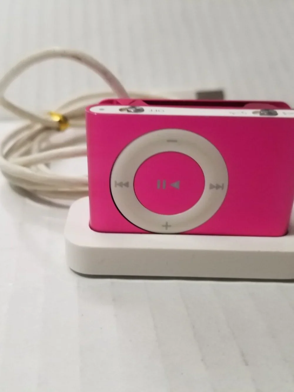 Apple iPod Shuffle (2nd Generation) Pink 1GB with Charging Dock